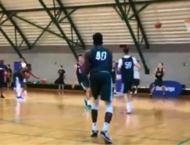 Βίντεο: Δείτε το «εξωφρενικά μεγάλο άνοιγμα χεριών» του Άλεξ Αντετοκούνμπο